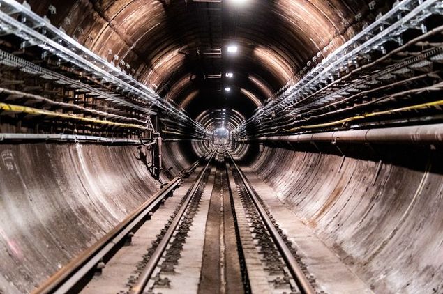 M3-as metró: teljesen speciális eszközrendszerrel dolgozik a SWIETELSKY Vasúttechnika