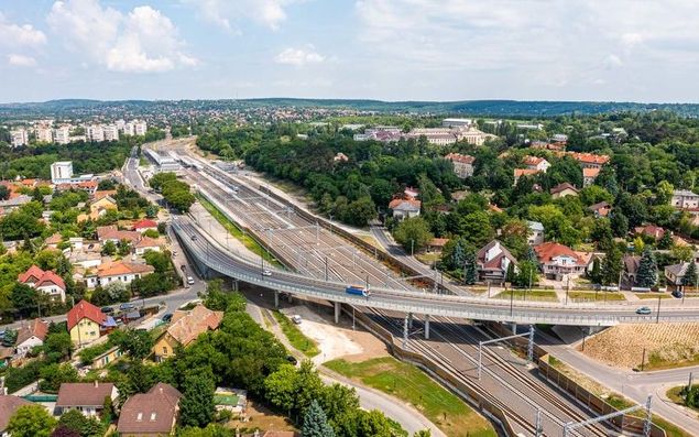 A Swietelsky Vasúttechnika óriási gépláncait a kiemelt jelentőségű elővárosi vonalon is bevetették