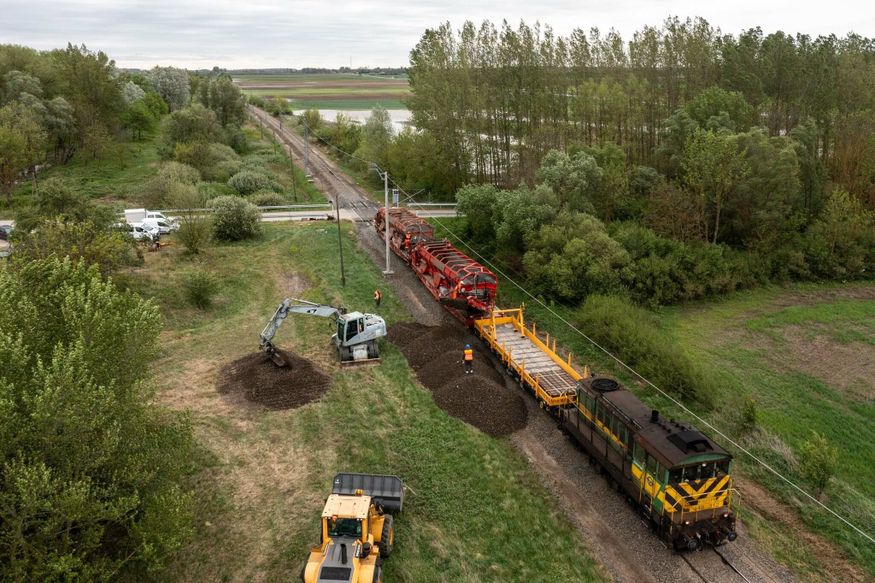 Rostálással újult meg az ágyazat a Szombathely – Hegyeshalom vasútvonal két szakaszán